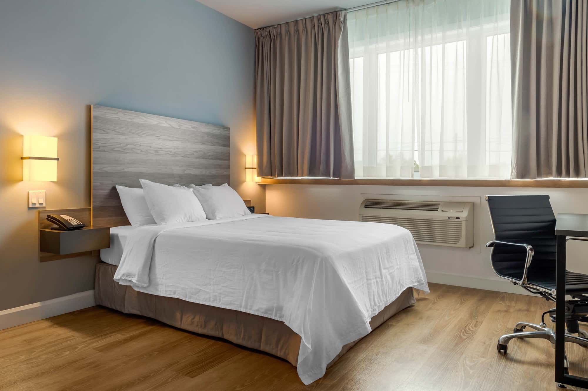 Chambre à un lit Queen pour personne à mobilité réduite
